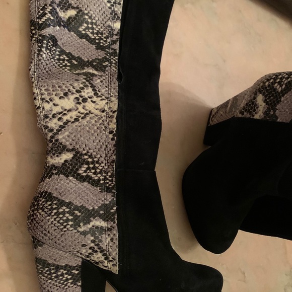 Beautiful suede and snake boots - Picture 3 of 3